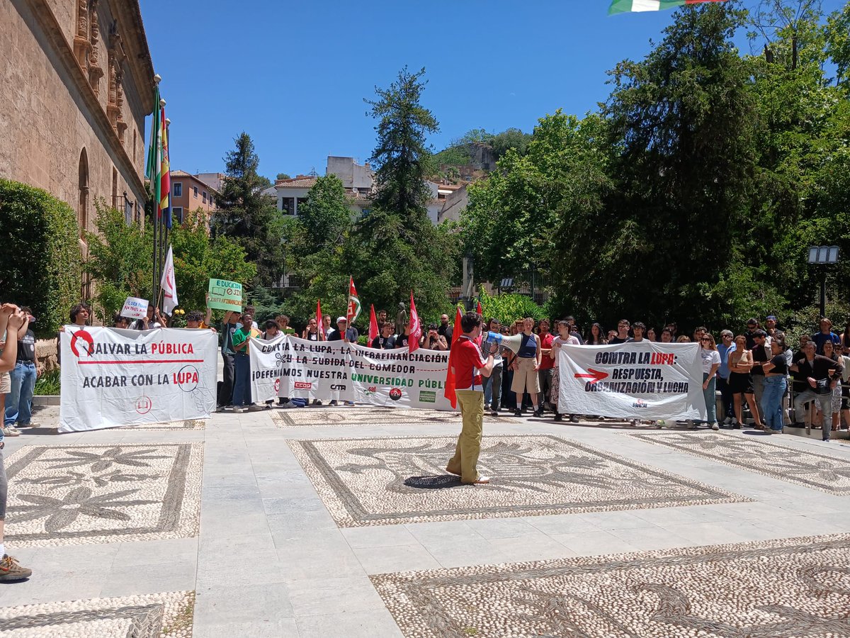 AEPgranada's tweet photo. 📸 PARO ACADÉMICO EN LA UGR

Ayer apoyando la concentración en rectorado contra la infrafinanción de la universidad pública.

Tendamos a una HUELGA ESTUDIANTIL el próximo curso para combatir la LUPA, la infrafinanciación y la subida del comedor. https://t.co/kJWH07SVg9