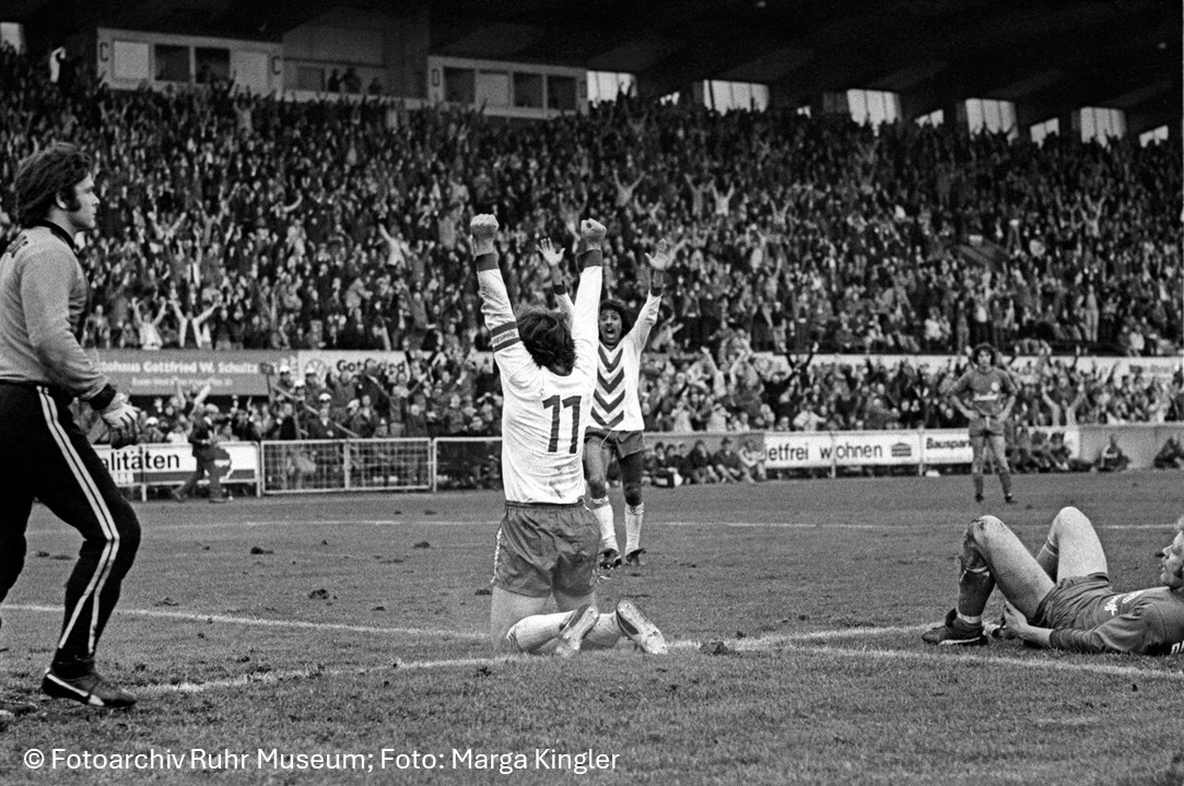 ruhrmuseum's tweet photo. Wir drücken @rot_weiss_essen im heutigen Relegationsspiel gegen Greuther Fürth die Daumen! Zur Motivation ein Foto vom Derbysieg gegen den MSV aus dem Jahr 1974 😉 #NurderRWE 🔴⚪️ https://t.co/g2ReNA7j3G