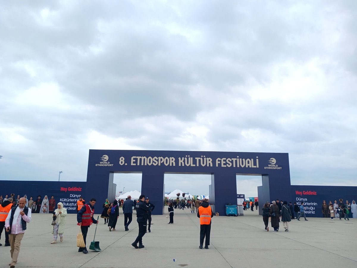 onsayomerfaruk's tweet photo. 📍 8. Etnospor Kültür Festivali

​Japonya'dan Kazakistan'a, Azerbaycan'dan Litvanya'ya, Rusya'dan Kırgızistan'a kadar dünyanın farklı coğrafyalarından gelen evrensel tatlar, kahveler, sporcular ve sanatçılarla yine unutulmaz bir atmosfere şahitlik ediyoruz.
​Festival boyunca geleneksel sporları, oyunları, lezzetleri ve sanatları bir arada deneyimlememize olanak sağlayan başta N. Bilal Erdoğan'a ve emeği geçen herkese teşekkür ediyorum.
