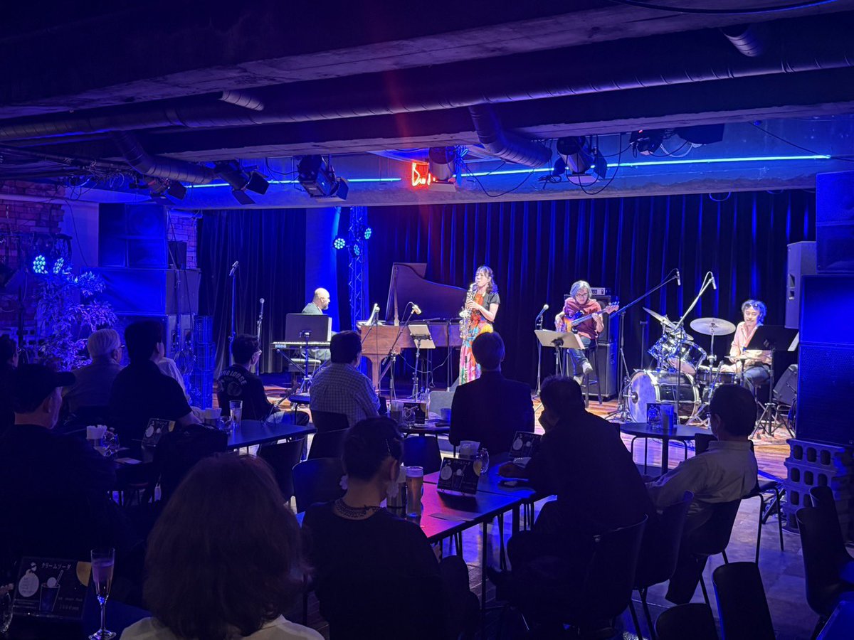 ju_ujy_ayaka's tweet photo. 昨夜は江古田Buddyにseau(ソー)として出演🎼

s 瀬戸/ bass
e Elia / piano
a 絢香 / sax
u 宇山 / drums

楽しかったな〜💓

ご来場くださった皆さま、
本当にありがとうございました🤝

次回このバンドでのLiveは
8/21(金)横浜https://t.co/lMz4LJ4idFです。
ご都合あいましたら是非お越しください。 https://t.co/B6FaT1jyiz