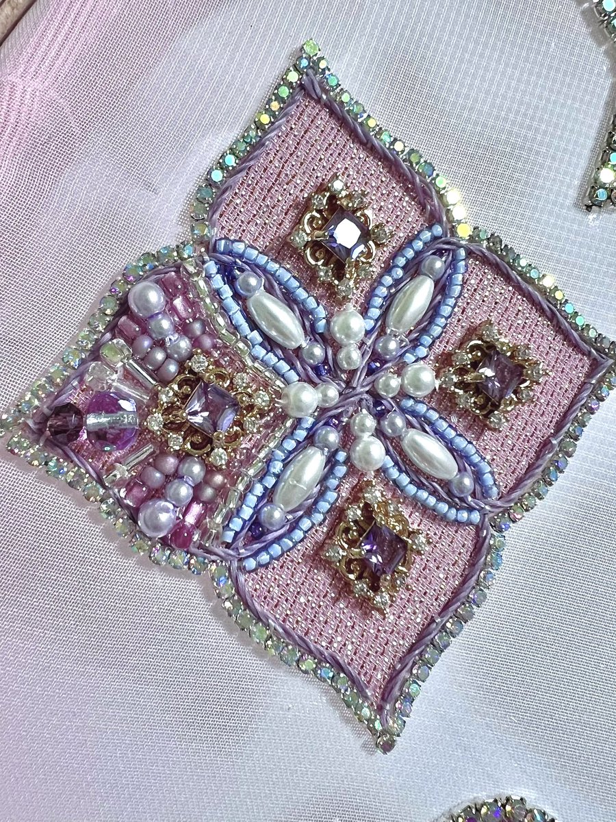 piaricapiari's tweet photo. 今日ずっとこれやってます

紫陽花のかたち
アールデコを思わせる幾何学模様的に、刺繍してゆく試み🤨 https://t.co/ZGoqs5q0gV