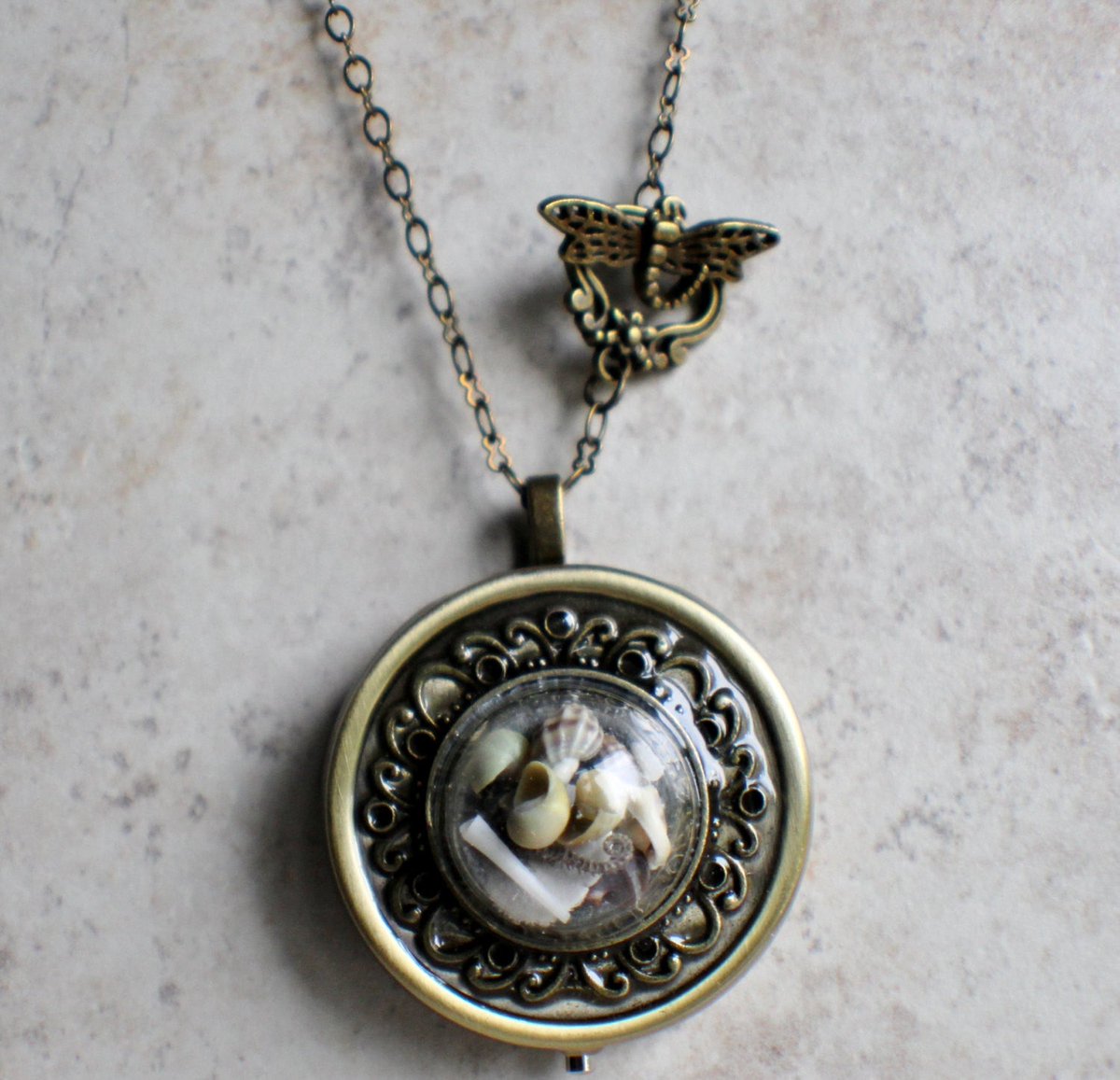 charsfavorite's tweet photo. Discover the enchanting Nautical Music Box Locket in bronze for just $135.00. A perfect keepsake that captures memories and melodies. #JewelryDesign #MusicBoxMagic

Shop Now https://t.co/OuhfT1hDVb https://t.co/d01HxJn8jj