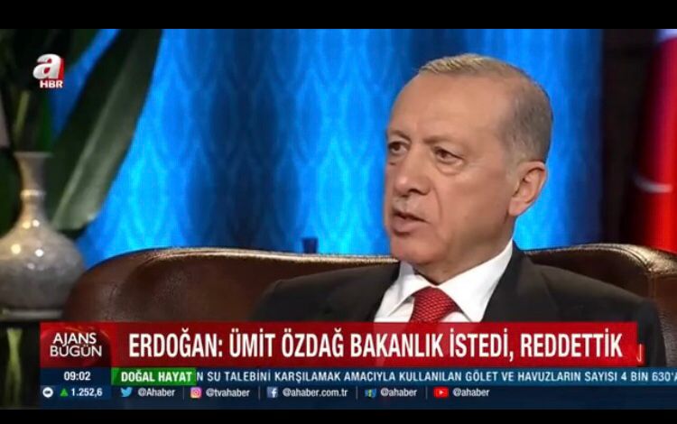SelinGulsvn's tweet photo. @evillwanda Akpden bakanlık istedi eğer alsaydı şuan soğan gibi en büyük akpliydi 

Akpden alamayınca kılıçdarı kandırdı ondan bakanlık istedi imza attırdı 

Oy attığınız Cumhurbaşkanı adayı soğan tayyibi destekliyorum diye kendini villaya sattı 

Bırakın kavgayı herkes yanlış yaptı https://t.co/YVlLYI3KL0