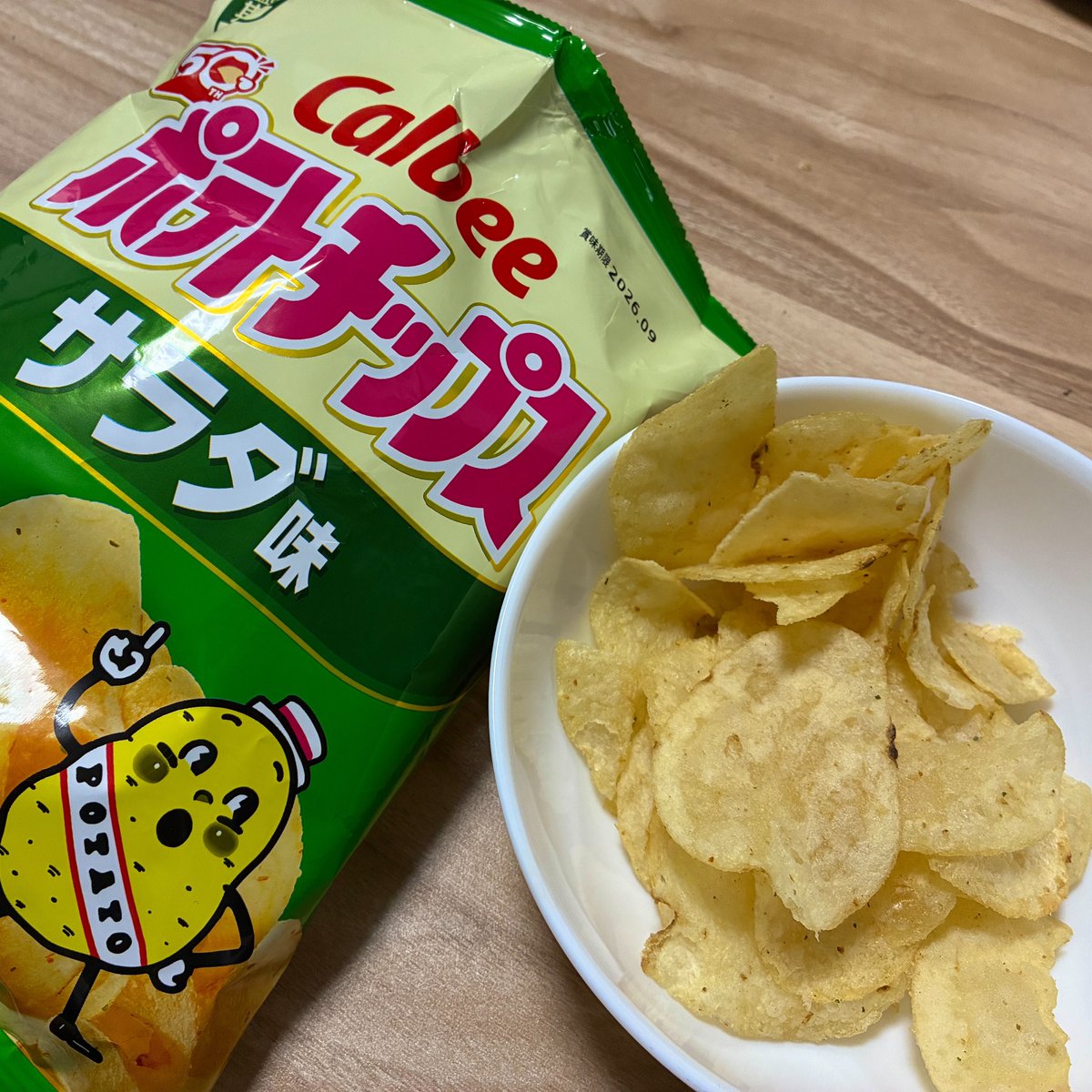 サラダ味、食べた(o'ч'o)ﾓｸﾞﾓｸﾞ🥗 うすしお味に、サッポロポテト
