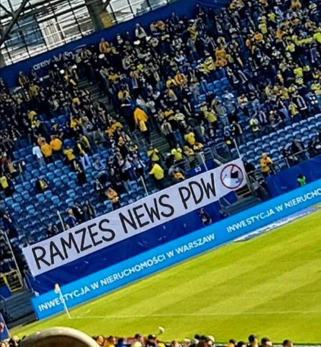 RAMZESHOOLS's tweet photo. Część osób zwróciła uwagę na chwilową "nieobecność" redakcji Ramzes News na portalach społecznościowych, nie było to spowodowane lenistwem, co tym, że pewnego marcowego poranka, do drzwi redakcji Ramzes News w godzinach porannych ( 6:00 ) zapukało 3 smutnych panów z przymusowym biletem na 3 miesięczne wakacje, tytułem życia redaktora naczelnego "poza social mediami".

Niestety, owe wakacje nie trwały 3 miesiące a o wiele krócej ( dziękujemy redakcji @PolscyKibicePL za szybką wpłatę na kaucję!!), a i smutnej prokuraturze okręgowej nie spodobał się fakt posiadania w redakcji komputera osobistego oraz 3 telefonów, które zostały z nieznanych przyczyn redakcji skonfiskowane, a dostępy do kont niestety - utracone.

Po walkach z samym @elonmusk (któremu za pomoc w odzyskaniu konta serdecznie dziękujemy!!) udało nam się odzyskać dostępy do wszystkich kont i postanowiliśmy wrócić tam, gdzie nasze miejsce czyli na Twittera.

Chcielibyśmy podziękować całej społeczności Motoru Lublin (którego prywatnie jesteśmy kibicami), oraz zaprzyjaźnionej z nami sekcji Cracovii Kraków z Twittera, na czele z Robertem Mateja (główny dowodzący Jude Gang Twitter) oraz Ramzim jak i kibicom Górnika Zabrze, którzy podczas spotkań tegorocznej ekstraklasy wywiesili dla nas transparenty, dziękujemy za nagłosnienie sprawy!!!

Redakcja przez czas absencji nie próżnowała, a dotąd nie publikowane informacje że świata kibicowskiego już niebawem ujrzą światło dzienne, do wszystkich zakłopotanych, czytamy naszą skrzynkę i niedługo ruszamy z dalszymi publikacjami od was.

Z sz.i.p

-Redaktor naczelny Ramzes.