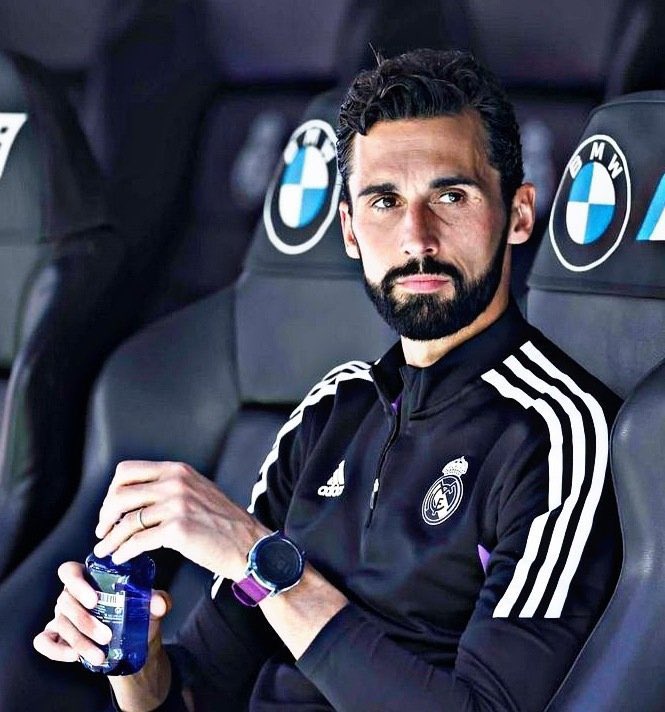 ESnomanu's tweet photo. Vino en el momento más difícil de los últimos 20 años, pero siempre puso al Real Madrid por encima de él aunque eso le supusiese críticas e insultos. 

Con sus errores, solo queda decir a Álvaro Arbeloa que gracias y honor. https://t.co/VhHxI7VW2b