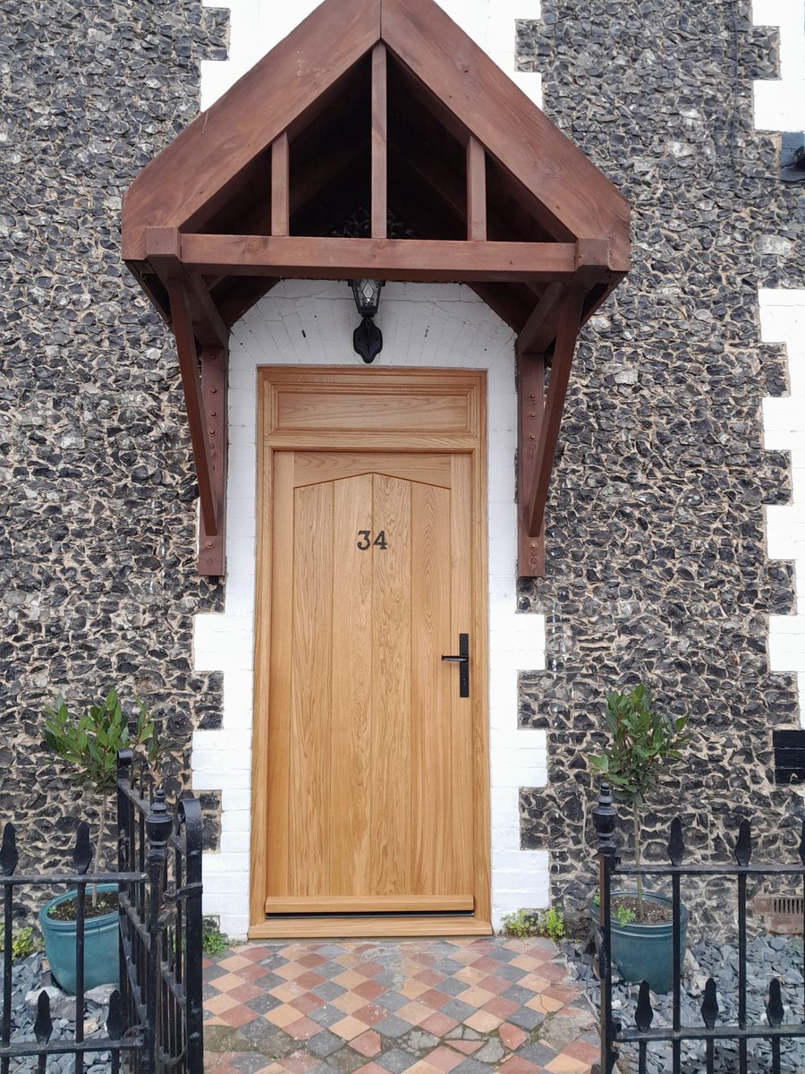 HarlestonJoiner's tweet photo. A Front &amp; Rear Door and Frame set completed by us recently. Oak front door set finished in @osmo_uk oil to show the beautiful grain on the boards.
The rear door set painted white to match the clean aesthetics of the Kitchen.
Fitted with ironmongery supplied by @Coastal_Group 
😃 https://t.co/9BPSSOG9VI