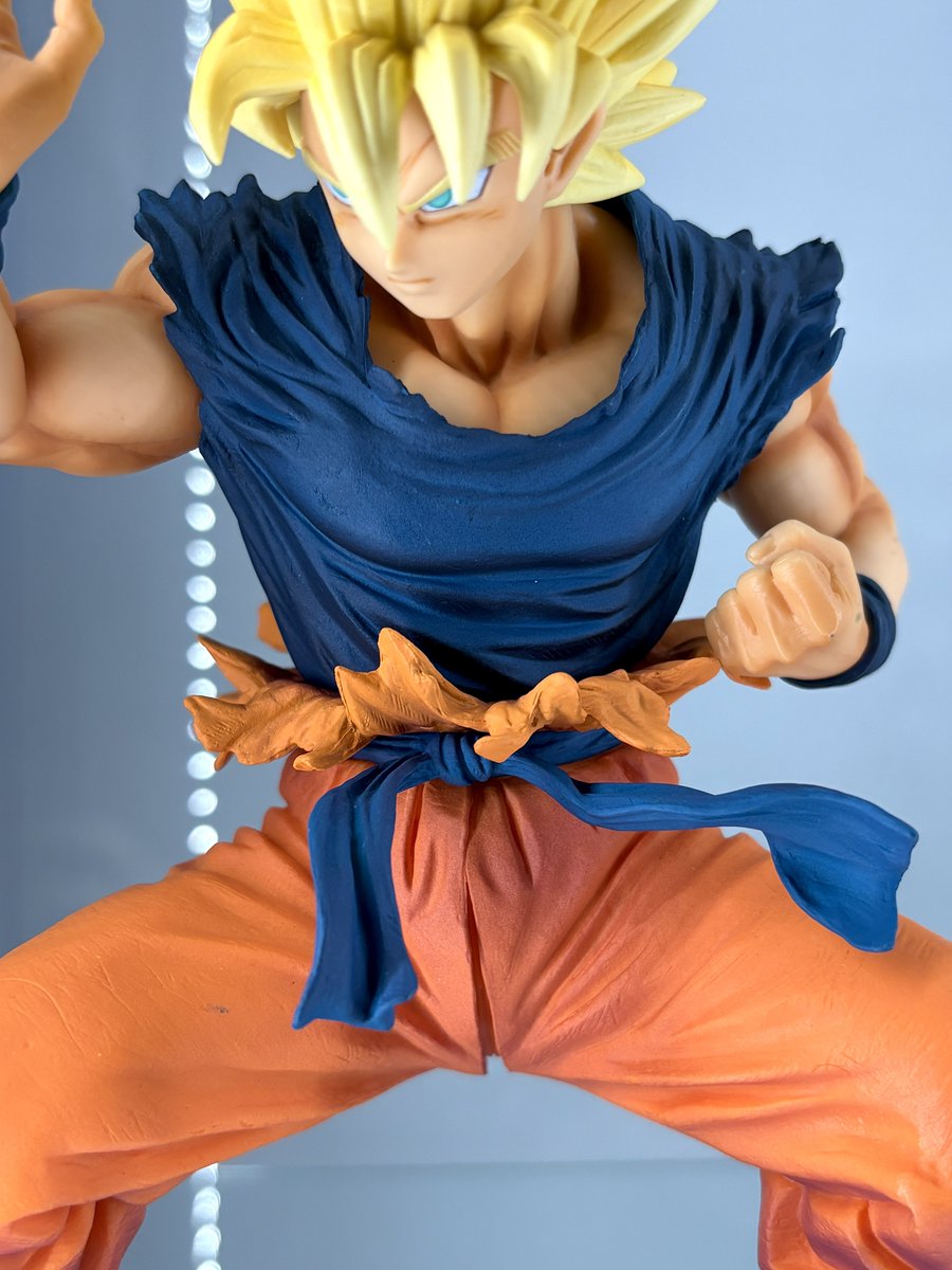 feather_dbz's tweet photo. ひ魔人さん(@dragonboy2025)のポストを見て、約4年前初めてポチったフィギュアを思い返したのでご紹介👍

一番くじ THE 20TH FILM 超サイヤ人悟空

このシンプルな構えに全体的なクオリティの高さ、けど1番気に入ってるのは顔！
色々フィギュアを手にした今でもこの顔のカッコよさはトップクラスです✨ https://t.co/0JkiiNTc56