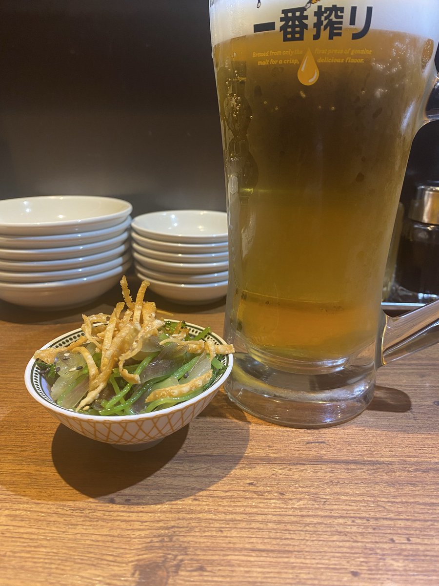 stone0955113015's tweet photo. 三つ葉と茗荷の胡麻油和え美味しい😋安すぎでびっくり！ビールはメガ🍺 https://t.co/g5rTHcLF90