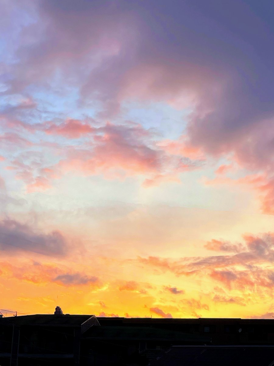 Biore101's tweet photo. 日々の生活に追われて空を見る事も忘れていた💦
久しぶりに見た夕空はとても美しくて涙が出たよ🥲
#夕空　#やっぱり空が好き https://t.co/1E8CRSwEYa
