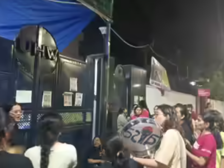 TheDailyPioneer's tweet photo. Women students at Delhi UniversityтАЩs University Hostel for Women staged a late-night sit-in protest, alleging forced evictions, extortion and disruption of basic facilities by the hostel administration.
Click - https://t.co/u3eCWUqtMc
#DelhiUniversity #DUProtest #WomenHostel #StudentProtest #ForcedEviction