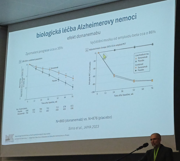 econoirsk's tweet photo. Dilemy (veľmi blízkej) budúcnosti: nádejné biologické lieky na Alzheimerovu chorobu spomaľujú progres zhruba o tretinu.
Cena zhruba 30 000 eur na osobu a rok. V ČR je cez 40 000 ľudí s potvrdenou alzheimerovou chorobou. (profesor Jech #PIHS)
V slovenskej realite je to teoreticky pol miliarda eur ročne... Masové rozšírenie môže významne stlačiť cenu, ale pri biologických liekoch sú variabilné náklady výroby pomerne vysoké.