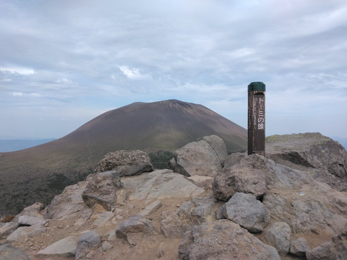 murata_94's tweet photo. 浅間山火山レベル1に引き下げ！お待たせしました！！浅間山（前掛山）登れますっ😊下山後は高峰ビジターセンターでオススメのカモシカソフトでね！！
#高峰高原　#高峰高原ビジターセンター　#浅間山　#黒斑山　#カモシカソフト https://t.co/LYDFmnsXOZ