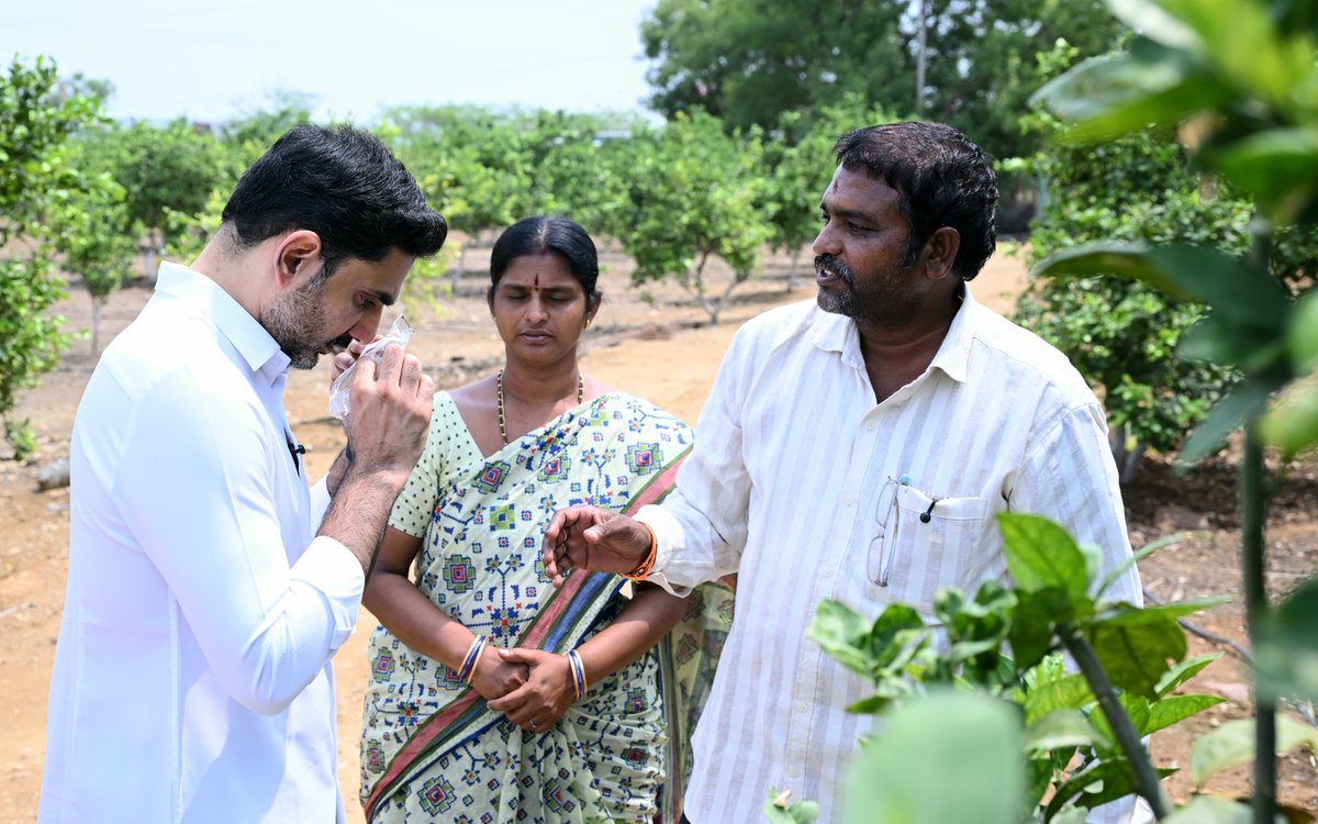 naralokesh's tweet photo. జమ్మలమడుగు నియోజకవర్గం ముద్దనూరు మండలం పెనికలపాడులో ప్రకృతి వ్యవసాయ క్షేత్రాన్ని సందర్శించాను. సమీకృత సేంద్రియ సాగు చేస్తున్న రైతు మునగాల ద్వారకానాథ రెడ్డి, అతని కుటుంబ సభ్యులతో మాట్లాడి 17 ఎకరాల్లో చేస్తున్న ప్రకృతి సేద్యం గురించి అడిగి తెలుసుకున్నాను. ఇక్కడ
సేంద్రియ పద్ధతిలో సాగుచేసిన మామిడిని రుచి చూశాను.. అద్భుతమైన రుచి.