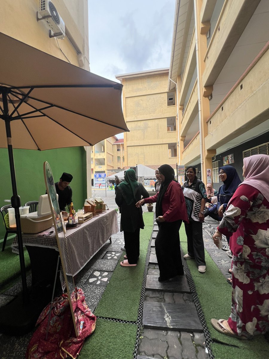 myraaacantik's tweet photo. Terima kasih kepada insan baik hati yang sudi belanja sempena Hari Guru SK Setia Alam. Bertambah manis cikgu2 hari ni ✨🌸 https://t.co/rxr4Sfj6nX