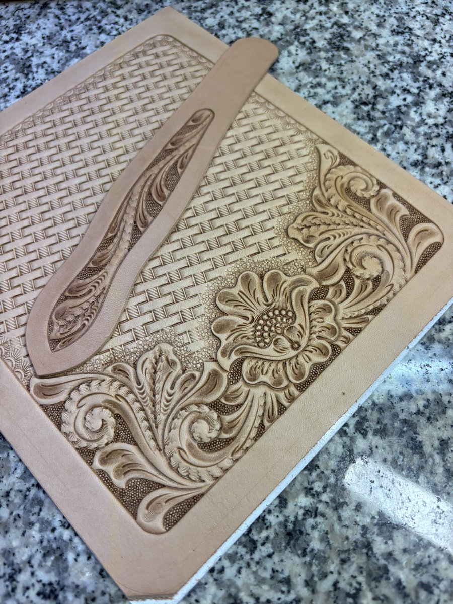 artisan_seiya's tweet photo. Old-style carving. 
It feels fresh and good to try it again after a long time.

#wallet https://t.co/A48D1xJiuX