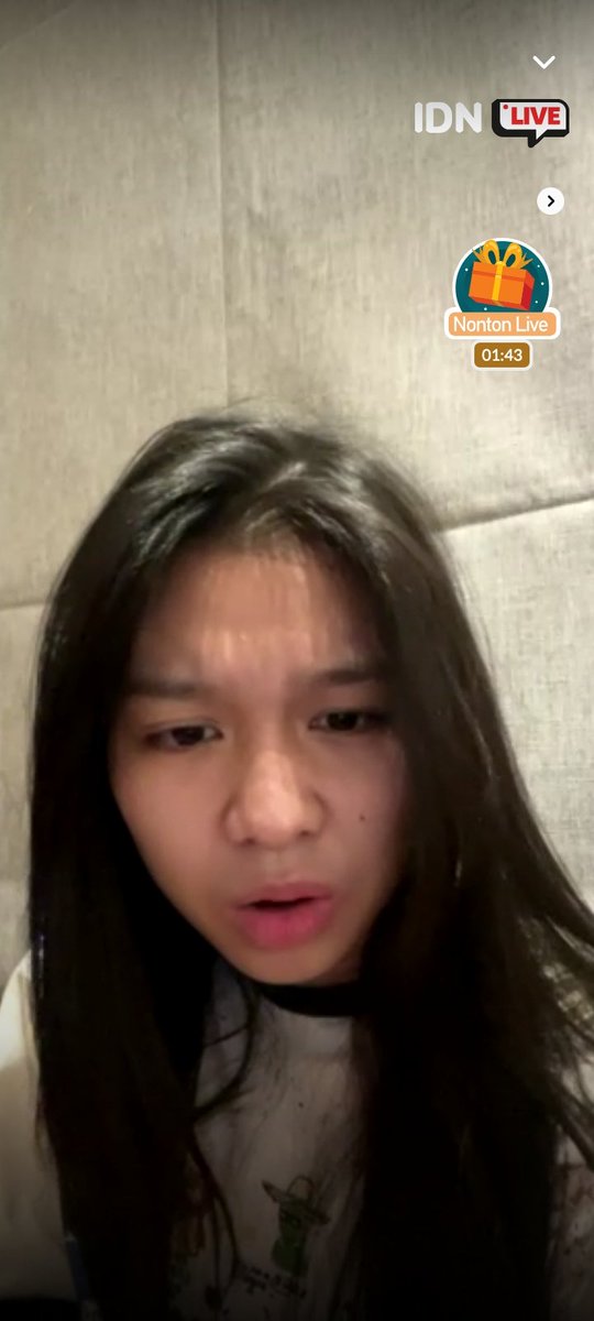 frzhdel's tweet photo. yayayaya makasi laifnyh🦁🤍 hadeuhh tiba tiba podium padahal baru 18 menit masuk live😒 (first time ga ketinggalan live🥺☝🏻) @Nala_JKT48
#NaLive https://t.co/Mdagl6a4GO