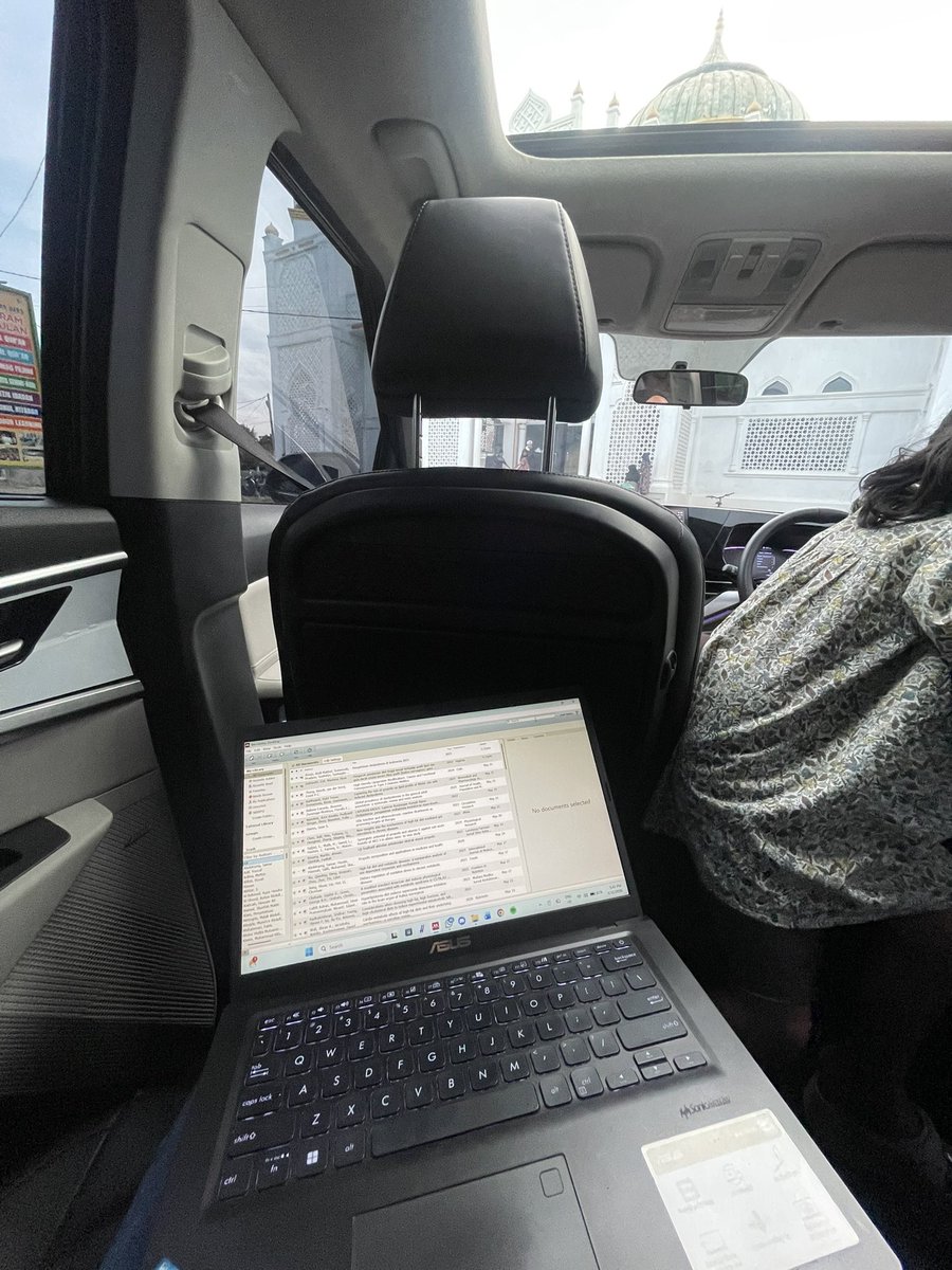 xeesora's tweet photo. udah di tahap ga tenang kalau ga bawa laptop 😔 https://t.co/Z3cZHKogqc