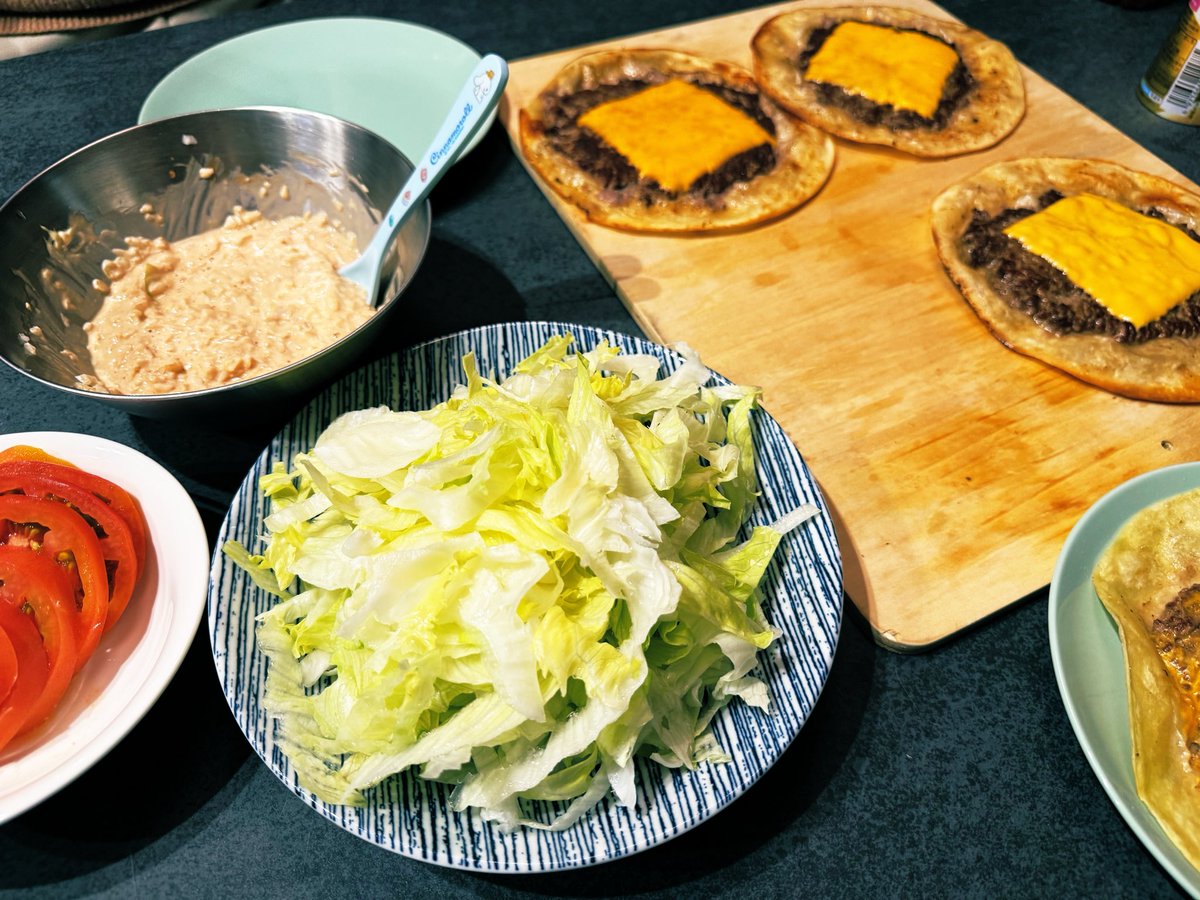 「タコス」 本日ビックマック風タコス🌮 これは美味いぞ！！ 全部の具材を合わせる