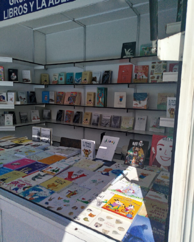 editorialpdp's tweet photo. ✨ Así de bonito luce nuestro stand en la Feria del Libro de Fuenlabrada.

📚 Recuerda: estamos hasta el domingo en la Plaza de España, ¡te esperamos! https://t.co/YPV1xinT6y