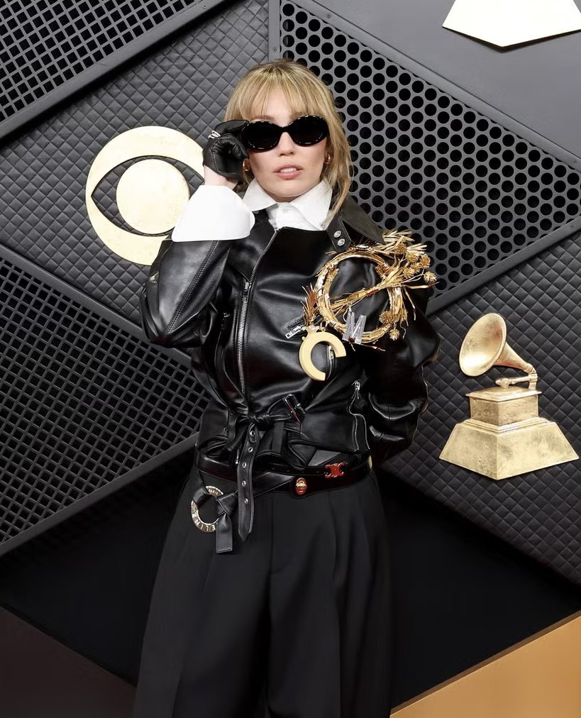 Miley Cyrus France tweet media