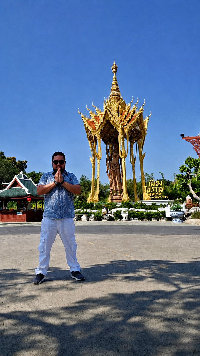 AlexJamesBlog's tweet photo. 🇹🇭✨ ¿Sabías que puedes recorrer toda Tailandia en un solo lugar? Muang Boran, mejor conocido como Ancient City, cerca de Bangkok, reúne más de 100 templos y monumentos históricos en uno de los museos al aire libre más grandes del mundo. 🏯📸 #Alextremo https://t.co/CLybkDWNlC