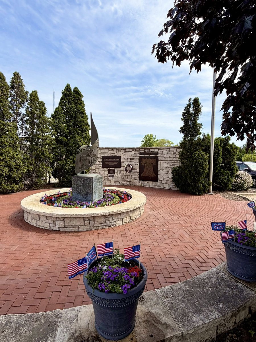 roundlakeil's tweet photo. The Village of Round Lake would like to extend a heartfelt thank you to Kristan Funeral Home for generously donating a beautiful wreath created by Lilies &amp; Lattes Shop to honor those remembered at the Village’s War Memorial. https://t.co/TS6UidhHJk
