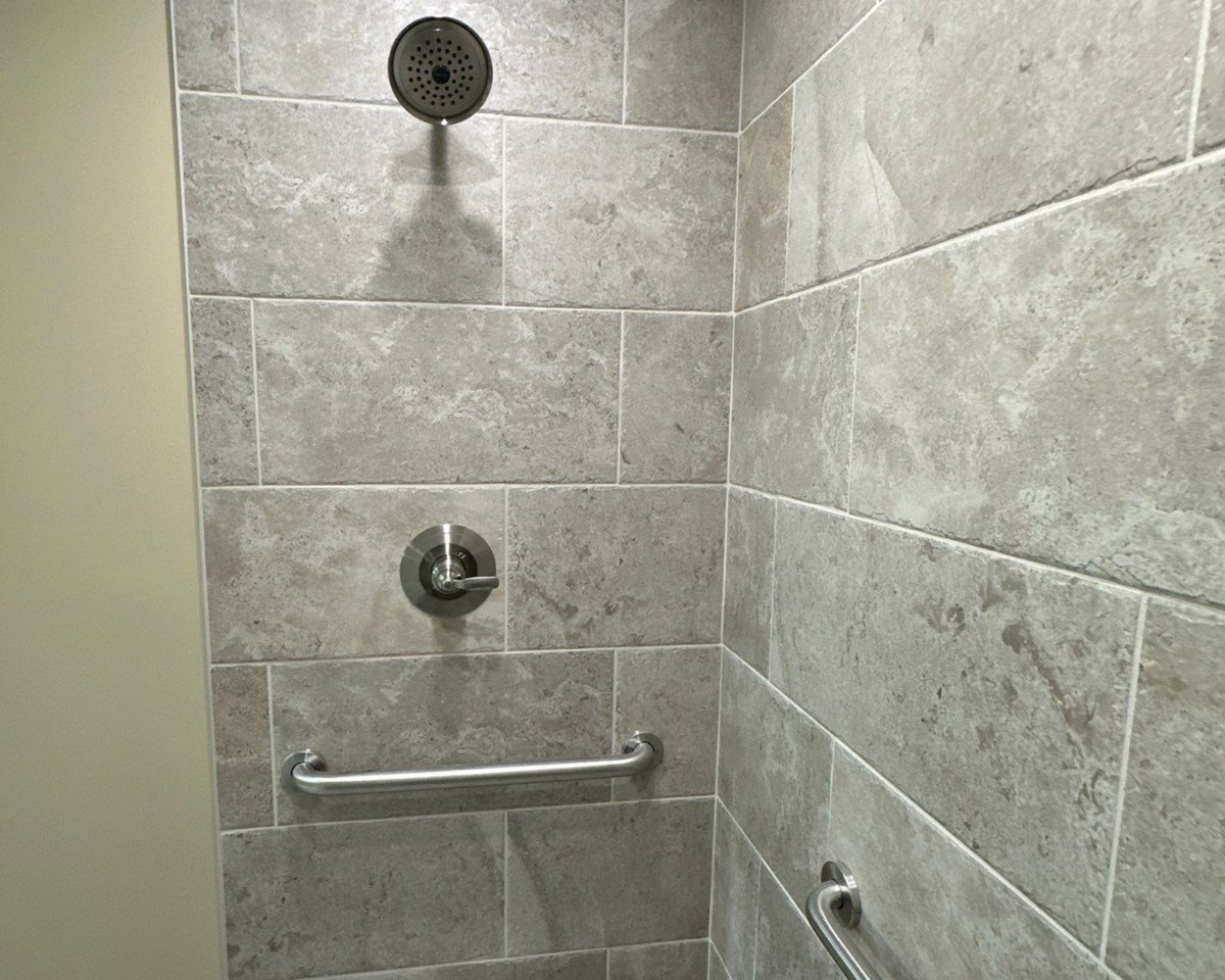 wisebuildersrnr's tweet photo. ✅ Roll-in shower with ADA grab bars &amp; ADA-compliant toilet
✅ Re-routed plumbing for seamless wheelchair-accessible floor transitions
✅ New master bedroom with hickory hardwood floors &amp; custom barn doors

#WiseChoice #Renovation #Remodel #ADACompliant #Veteran https://t.co/KcjTL3zYwe