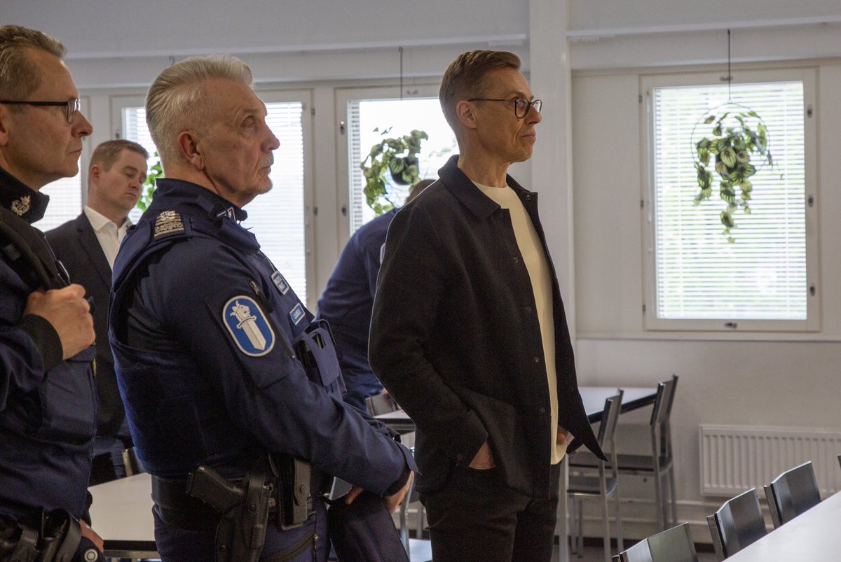 PoliisiHelsinki's tweet photo. Saimme tänään ainutlaatuisen vieraan, kun tasavallan presidentti Alexander Stubb kävi tutustumassa 200-vuotiaan Helsingin poliisilaitoksen toimintaan. 1/2 https://t.co/GSSLIo8hZi