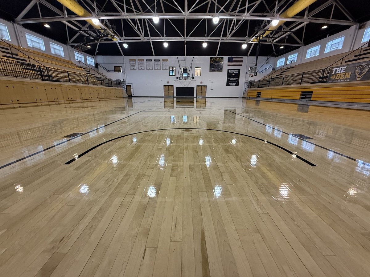 OUBravesWBB's tweet photo. ✨Fresh new shine on Andy Carrier Court inside Wilson Field House. 

Home of the best atmosphere in small college basketball❗️ https://t.co/gTwbtfuF5q