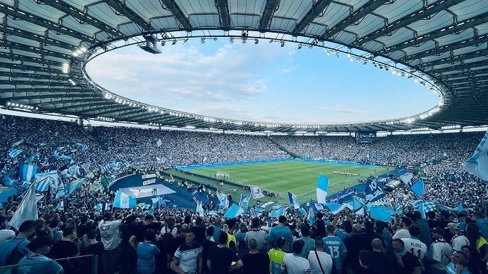 ImmobileThe's tweet photo. 28 maggio 2023, stadio Olimpico in Roma 

C'erano Sarri, Sergio, Luis e Ciro, una squadra da omaggiare ed un secondo posto da custodire. 

Ma soprattutto c'erano 70k Laziali pronti alla Champions League. 

C'era tutto per sognare in grande.

#SSLazio #LotitoVattene #FabianiOut https://t.co/e9meU71SAH
