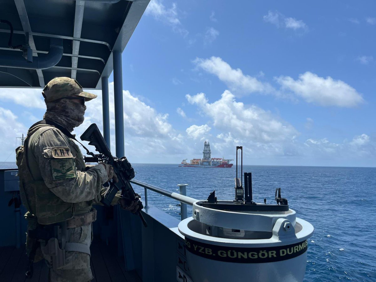 tcsavunma's tweet photo. Somali Deniz Görev Grubu unsurları, Çağrı Bey sondaj gemisi ile Korkut, Altan ve Sancar destek gemilerine refakat ve karakol desteğine devam ediyor.

#MillîSavunmaBakanlığı https://t.co/sUoiPUQ0B1