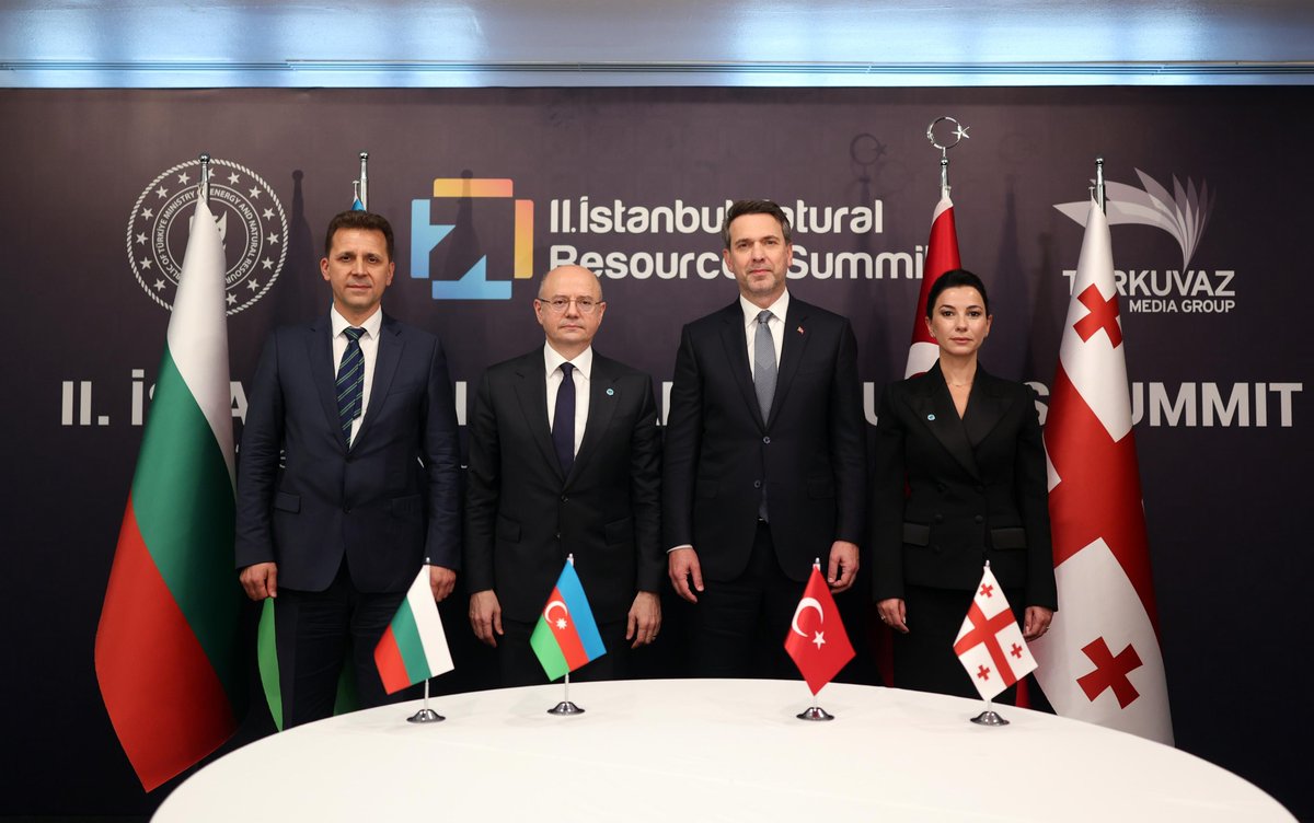 aBayraktar1's tweet photo. 2.⁠ ⁠İstanbul Doğal Kaynaklar Zirvesi marjında Azerbaycan Enerji Bakanı Sayın Parviz Şahbazov, Gürcistan Ekonomi ve Sürdürülebilir Kalkınma Bakanı Sayın Mariam Kvrivishvili ve Bulgaristan Enerji Bakan Yardımcısı Sayın Kiril Temelkov ile 4'lü bakanlar toplantısı gerçekleştirdik. 

Geçtiğimiz yıllarda temellerini attığımız ve Bakü’de Yeşil Elektrik İletimi ve Ticareti Projesi Mutabakat Zaptı ile resmiyete kavuşturduğumuz çok taraflı sürecin ardından; önümüzdeki dönemde atacağımız somut adımları ve operasyonel takvimi kapsamlı şekilde değerlendirdik.

Görüşmemizde, dört ülkeyi birbirine bağlayacak yeni enterkonneksiyon hatlarının tesisini, yenilenebilir enerjiden üretilen elektriğin sınır ötesi ticaretini ve bölgesel dayanışma mekanizmamızı güçlendirecek stratejik çalışmaları ele aldık.

Yeşil enerji vizyonumuzun, ülkelerimizin kalkınmasına ve küresel enerji arz güvenliğine güçlü katkılar sunacağına inanıyoruz.

#INRES2026