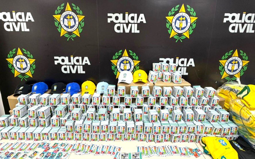 baudorio's tweet photo. ⚠️VEJA: Policiais apreenderam, nesta quinta, em Nova Iguaçu, cerca de 200 mil figurinhas falsificadas do álbum oficial da Copa do Mundo de 2026 e milhares de camisas falsas da seleção brasileira. 

O material estava escondido no compartimento de carga de um ônibus e seria distribuído no Rio e na Região Metropolitana.l