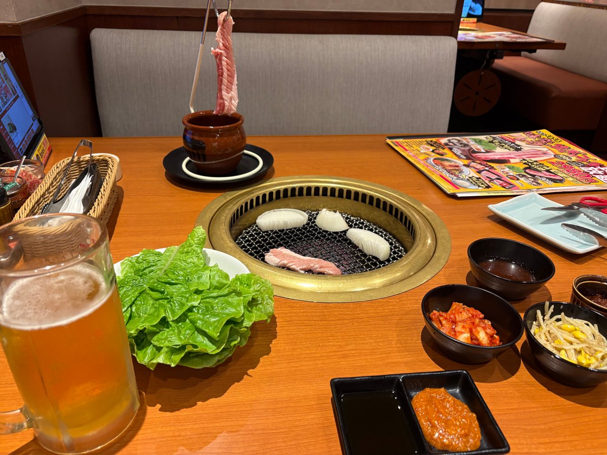 aoiaoiaoi2002's tweet photo. 深夜まで営業していて社畜のオアシスであるおれ達の（おれ達の！）安楽亭に新メニューだ！
サムギョプサルセット¥1080！キムチにもやしナムルにタレが沢山ついてくる！こんなんタレと野菜で延々飲めてしまうぞお！！！追加のサムギョプサル単品も¥600くらいだぞお！今すぐ安楽亭にダッシュだあ！！！！ https://t.co/yHw5ASPipc