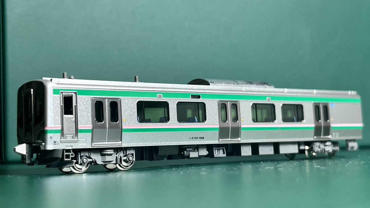 mrdensha's tweet photo. KATO E721系のもったいないポイントとして割とデカいと思ってる側引戸の質感表現。実車はドア本体もヘアライン仕上げなので東急5000系列や315系に準じた表現でよかったはずなのに、なぜか枠のみの表現に留められている。

ということでこちらも謎の力でダークな質感に。 https://t.co/RbEvnmuthU