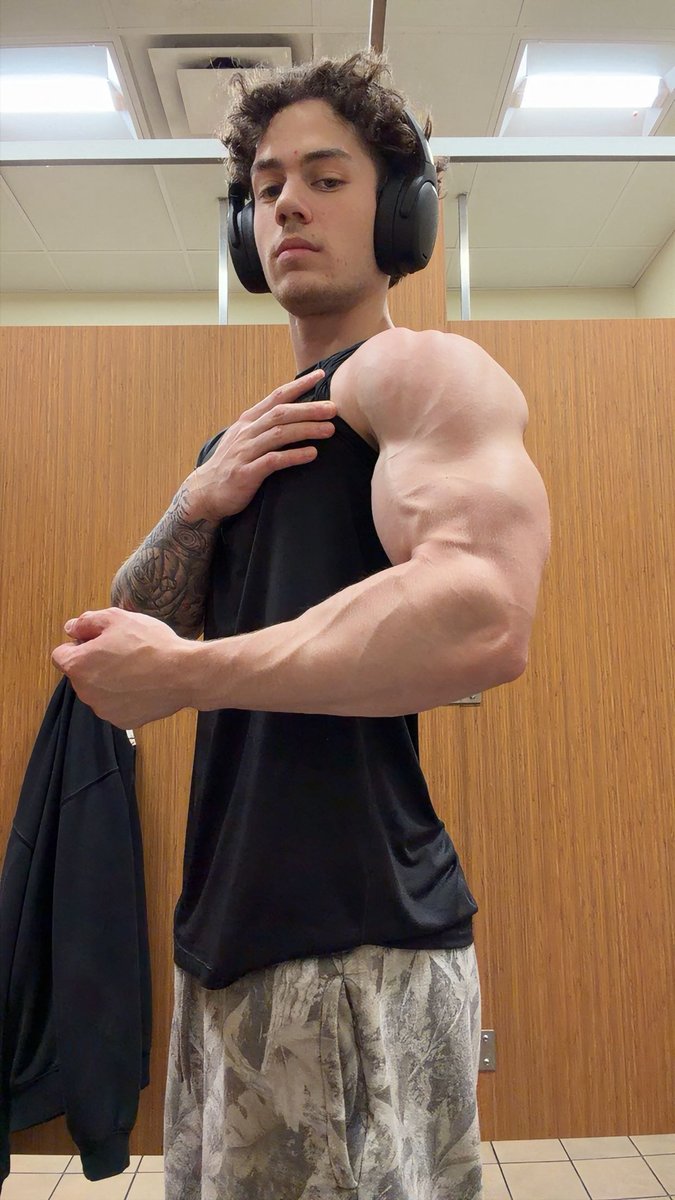 takeurcashEZ's tweet photo. Damn the veins popped for this one https://t.co/KZO5aLFlZi