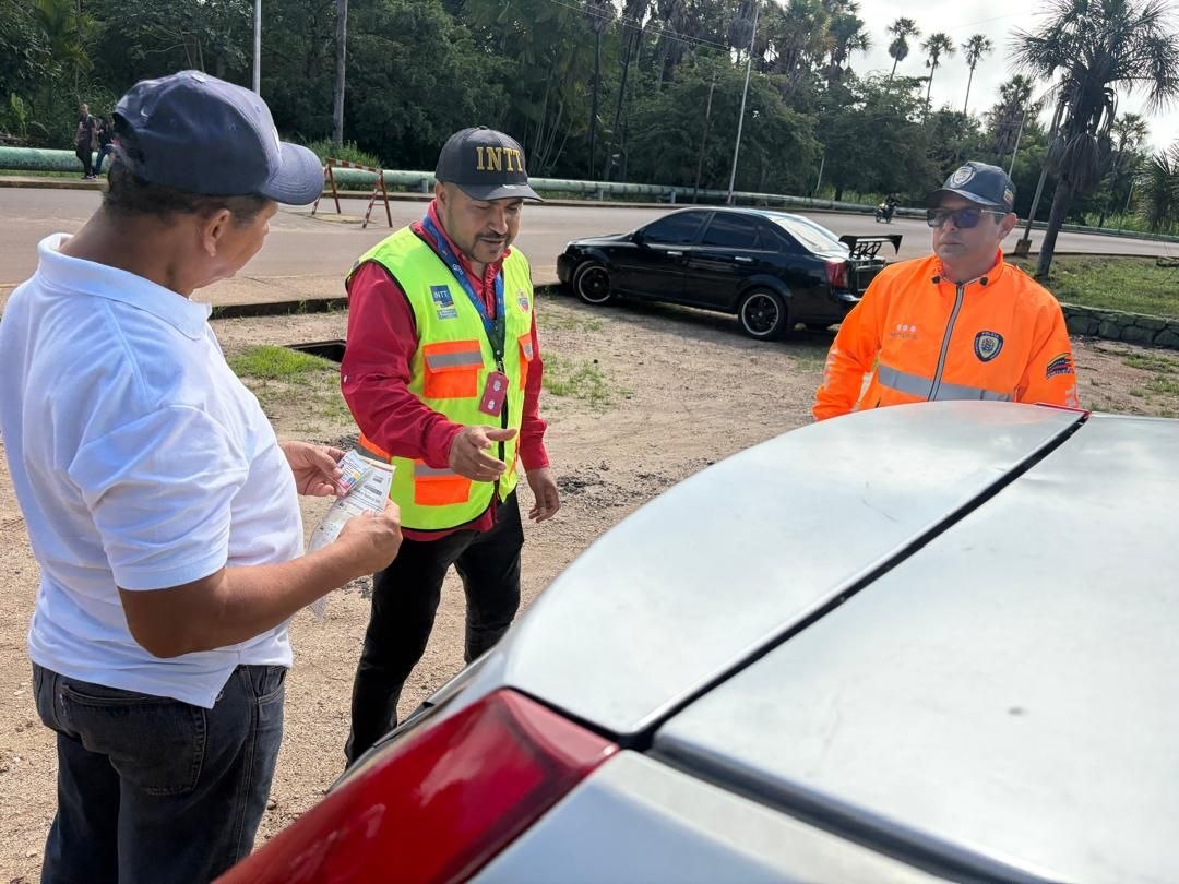 InttContigo's tweet photo. Con el propósito de disminuir los accidentes de tránsito en el estado Amazonas, el INTT y los cuerpos de seguridad ejecutan un operativo especial para motorizados en Puerto Ayacucho. La jornada esta orientada a la concientización de los conductores. https://t.co/OAD4uLzpME