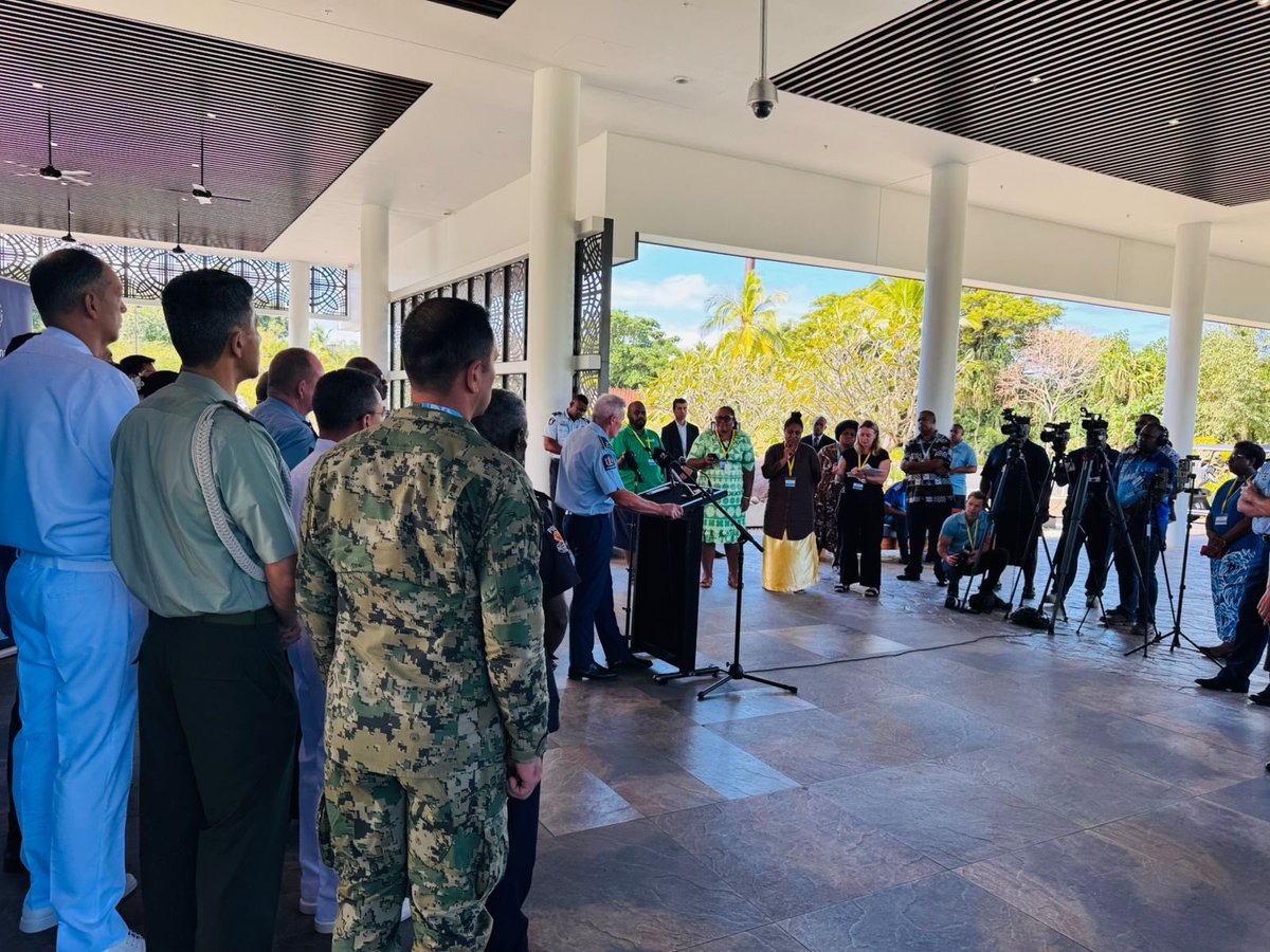 PoliciaColombia's tweet photo. 🌏 A través de la representación diplomática de la Policía Nacional de Colombia en Australia, participamos en el “Pacific Transnational Crime Summit – Fiji 2026”, fortaleciendo alianzas internacionales frente al crimen organizado transnacional, como único representante de América.

Reafirmamos nuestro compromiso con la cooperación internacional, el trabajo articulado y la seguridad ciudadana global. 🤝🇨🇴

#CooperaciónInternacional