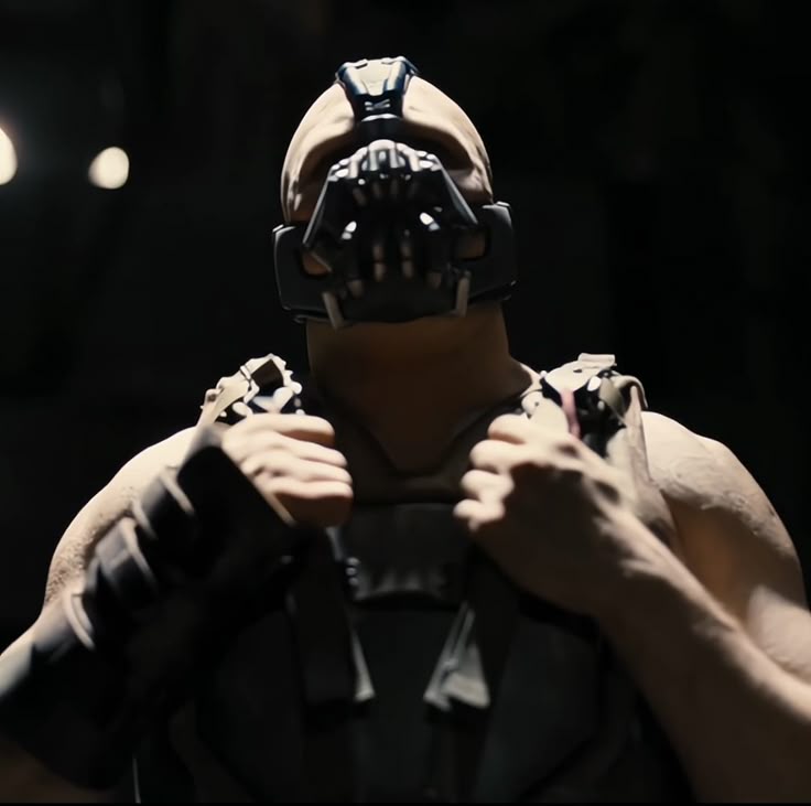 Xackgeek's tweet photo. @BetterCallMateo @Luna17alan @Neo_Hyoh ¿El que hizo este Bane y esa Gotham tan ajena al concepto original? Sí, se pasó más cosas por el culo, sí... https://t.co/K4CfprqPZG