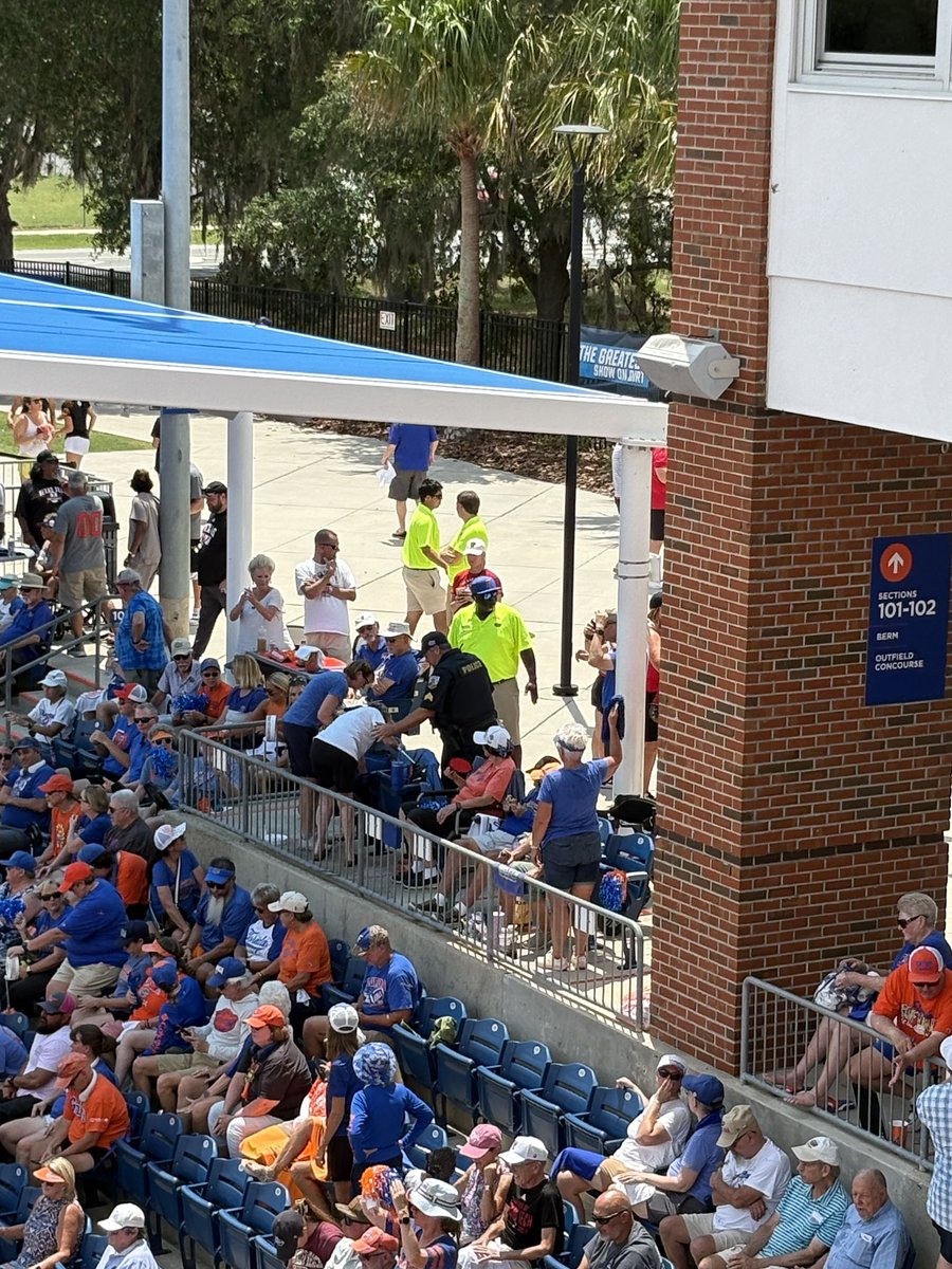 Noah_ram1's tweet photo. Meanwhile there was some drama in that inning as former #Gators basketball and NBA player Jason Williams, and father of Mia Williams, was briefly removed from the game by cops

Williams claims that his daughter was hit by a fan, and it seems like said fan is leaving

Lots of craziness right now at KSP

https://t.co/Xjr8Cf5AJv