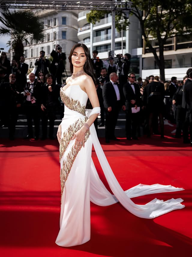 pageant_i's tweet photo. 𝑳𝑶𝑶𝑲• Miss Universe 2015, Pia  Wurtzbach-Jauncey. 
Pia turned heads at the festival premiere of La Bola Negra wearing a striking custom white gown created by Filipino designer Mark Bumgarner. #MissUniverse https://t.co/KlKghPvM4i