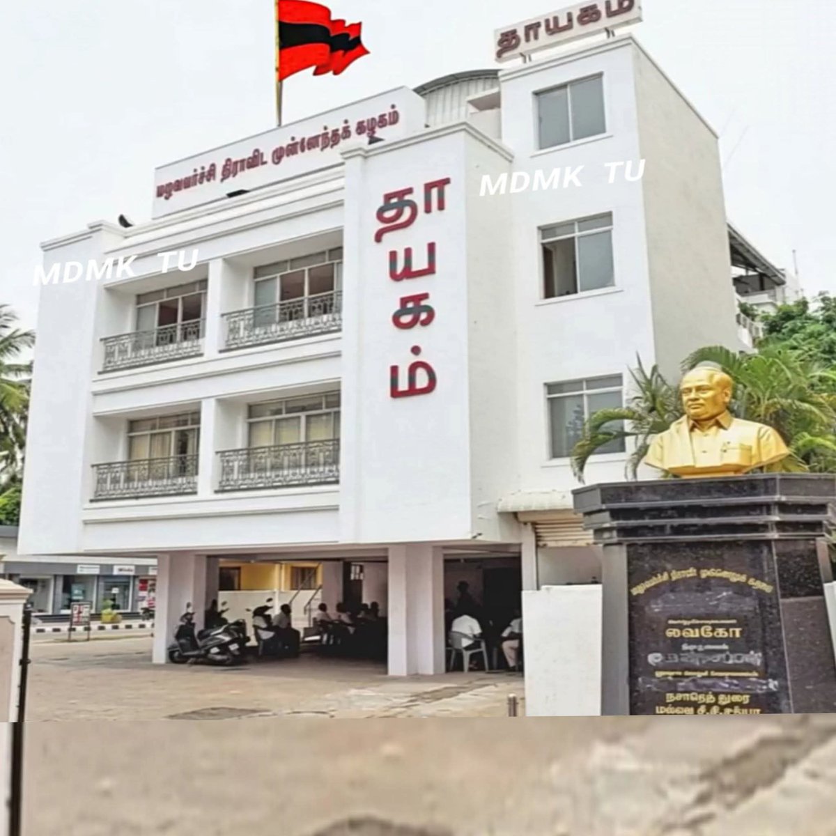 karikalan3031's tweet photo. கூட்டனி தர்மம் எங்கே போனது தளபதியரே 

29 சீட் வாங்கிய 'கை'

10 சீட் வாங்கிய முரசு 

8 சீட் வாங்கிய பானை 

இடதுசாரிகள் 2+2 சீட் வாங்கியவர்கள்

 2சீட் வாங்கிய ஏணி 

இப்போது யாரும் உங்களிடம் இல்லை கூட்டனி பேச்சு வார்தையின் போது பல கொடுமைகளும் பல இன்னல்களையும் கொடுத்து 4 இடம் கொடுத்து அதிலும் எங்கள் சின்னத்தில் தான் நிற்க வேண்டும் என்று 32 ஆண்டுகாலம் இந்த மக்களின் வாழ்வாதறத்திற்காக போராடிய ஒரு இயக்கத்தை குறைத்து மதிப்பீட்டிர்கள் அதை எல்லாம் மறந்து தன் தந்தையின் கையை பிடித்து தான் கொடுத்த வாக்கு உறுதியை இன்று வரை காப்பாற்றி வருபவர் யார் என்று சிந்தித்து. பாருங்கள் தளபதி...!!