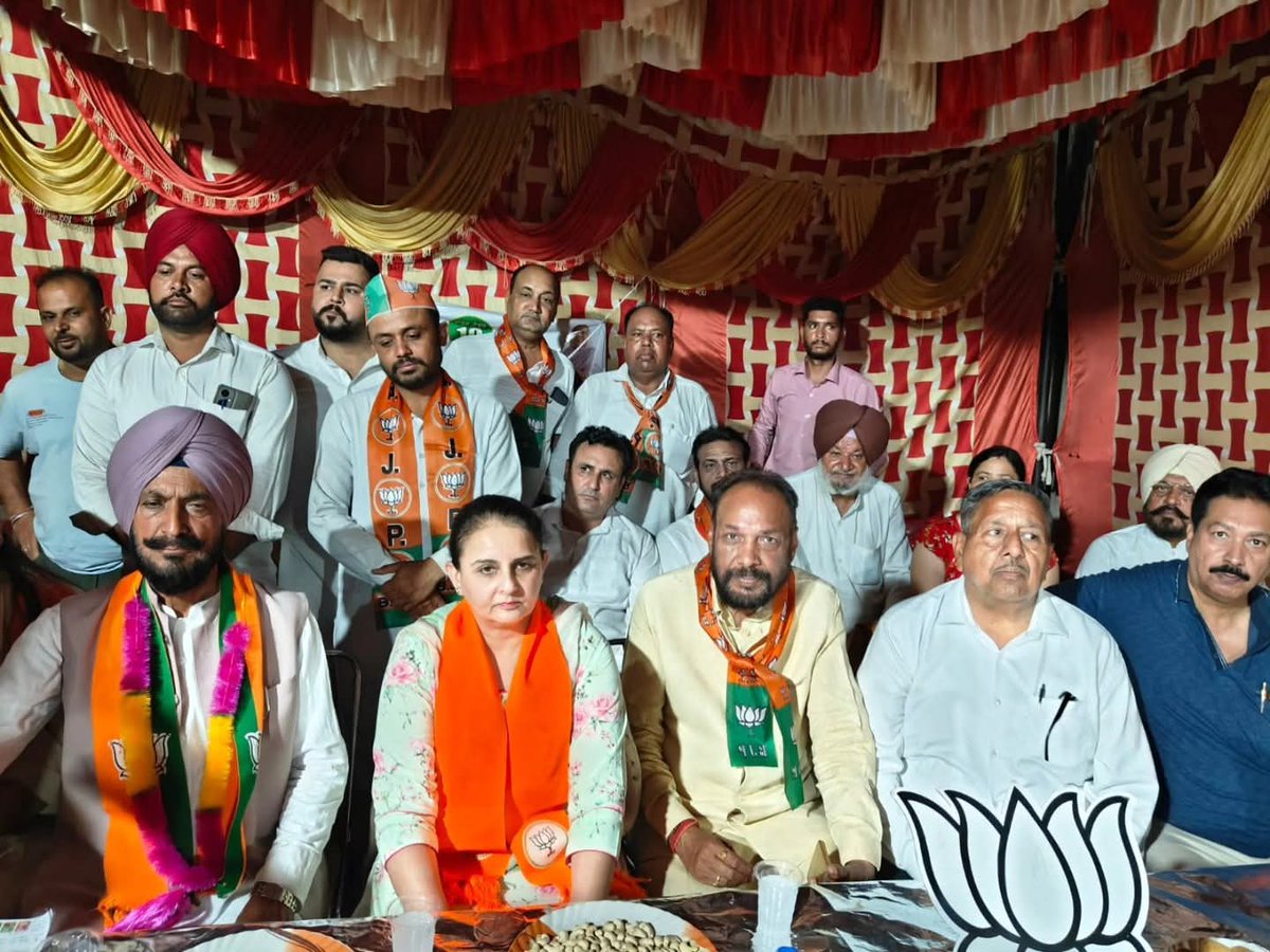 jaiinder_kaur's tweet photo. ਅਗਾਮੀ ਨਗਰ ਨਿਗਮ ਚੋਣਾਂ ਦੇ ਮੱਦੇਨਜ਼ਰ ਅੱਜ ਪਾਤੜਾਂ ਵਿਖੇ ਭਾਰਤੀ ਜਨਤਾ ਪਾਰਟੀ ਦੇ ਉਮੀਦਵਾਰ ਲਾਲ ਚੰਦ (ਵਾਰਡ 2), ਨੀਤੂ (ਵਾਰਡ 3), ਜਗਦੀਪ ਸ਼ਰਮਾ (ਵਾਰਡ 10), ਮਨਪ੍ਰੀਤ ਸਿੰਘ (ਵਾਰਡ 14), ਅਮਰਜੀਤ ਕੌਰ (ਵਾਰਡ 15) ਅਤੇ ਦੇਵ ਸਿੰਘ (ਵਾਰਡ 16) ਦੇ ਹੱਕ ਵਿੱਚ ਚੋਣ ਪ੍ਰਚਾਰ ਕੀਤਾ। 

@bjp4punjab 

#Patran #MunicipalElections https://t.co/n7Ypv03KiS