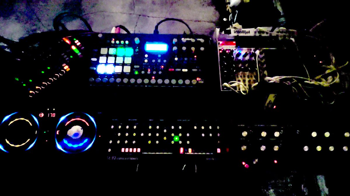 kiz_kknh's tweet photo. 先日のROMANTIC TECHNOLOGY 109での
kaikohnohiのLIVEをEDIT

guaranasty氏がカメラ撮影
chigirasさんが録音してくれた

analogRYTM / CRATER / SE-02 / DFAM / RMX-500 / L-6 https://t.co/H3m3plCjlG