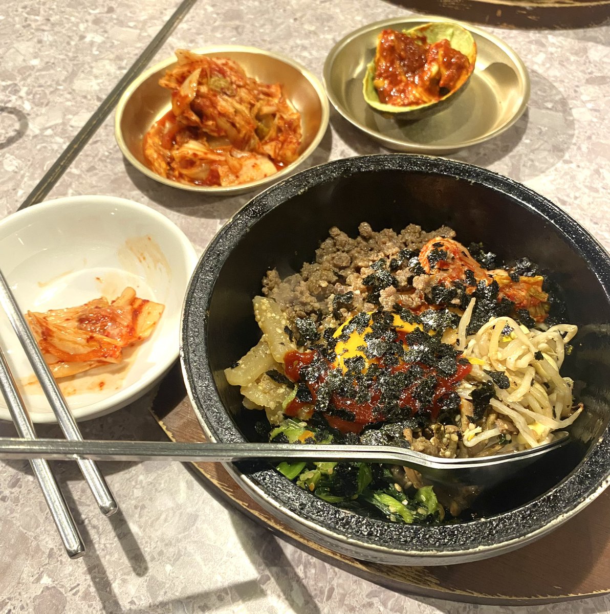 Yuuright24's tweet photo. マシッソヨ〜🇰🇷
#치즈닭갈비
#돌솥비빔밥
#김치 https://t.co/v0La3wGriL