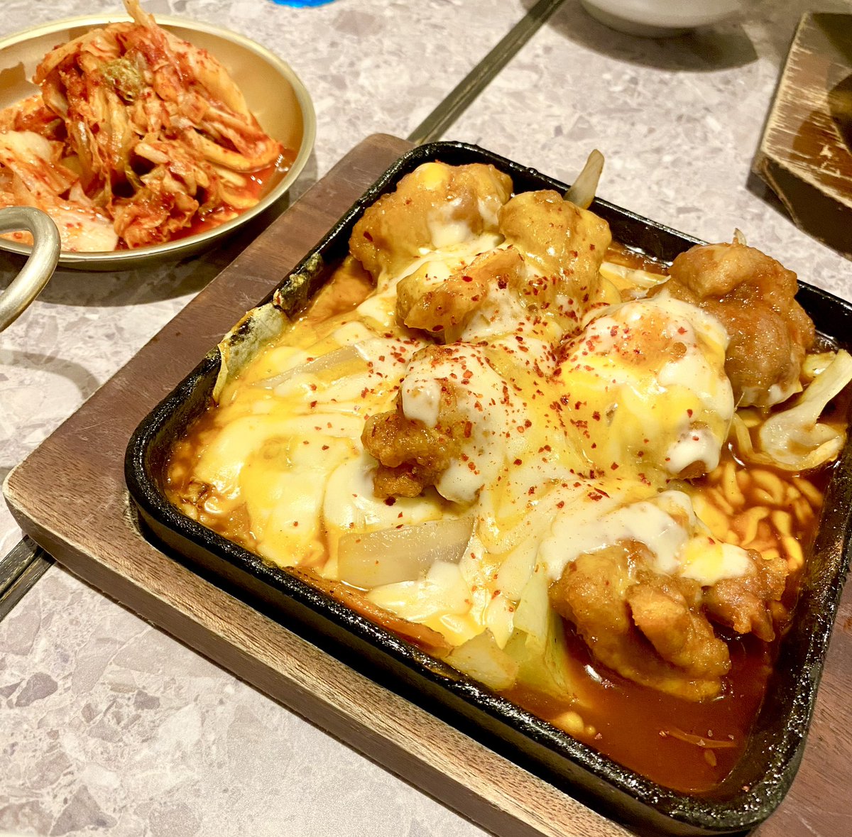 Yuuright24's tweet photo. マシッソヨ〜🇰🇷
#치즈닭갈비
#돌솥비빔밥
#김치 https://t.co/v0La3wGriL