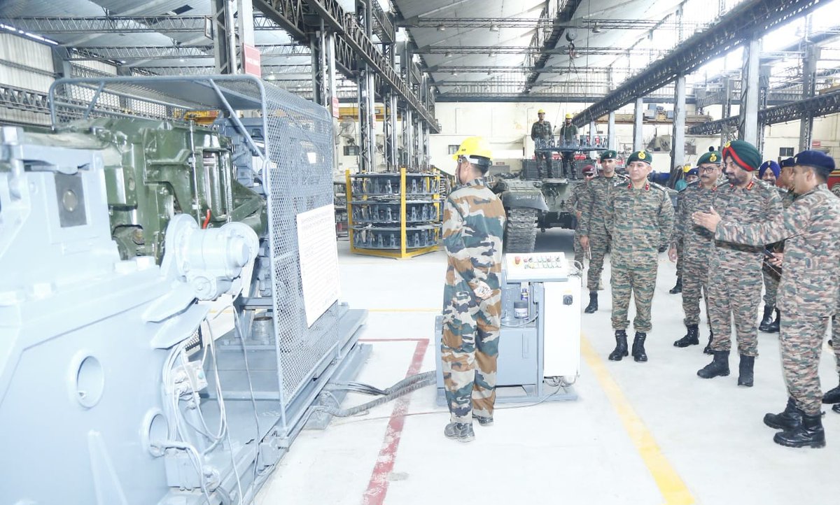 SWComd_IA's tweet photo. #ArmyCommander #SaptaShaktiCommand visited an Army Air Defence unit and 505 Army Base Workshop, reviewed their operational readiness and the standards of training and morale. During the visit, he was briefed on operational aspects, innovative practices and witnessed the precise Flag Drill by Combat Vehicles.
The Army Commander also interacted with participants of the Factory Compliance Auditor Course, appreciating the unit’s commitment towards professional excellence, skill development and futuristic capacity building.
#IndianArmy
#SaptaShaktiCommand
#DOTDivision
#SentinelsofTheSky
@adgpi
@HQ_IDS_India
@SpokespersonMoD
@PRODefRjsthn