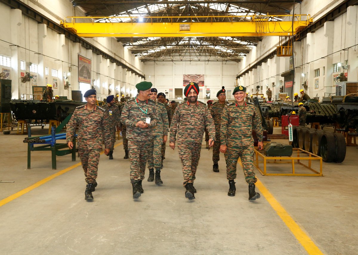 SWComd_IA's tweet photo. #ArmyCommander #SaptaShaktiCommand visited an Army Air Defence unit and 505 Army Base Workshop, reviewed their operational readiness and the standards of training and morale. During the visit, he was briefed on operational aspects, innovative practices and witnessed the precise Flag Drill by Combat Vehicles.
The Army Commander also interacted with participants of the Factory Compliance Auditor Course, appreciating the unit’s commitment towards professional excellence, skill development and futuristic capacity building.
#IndianArmy
#SaptaShaktiCommand
#DOTDivision
#SentinelsofTheSky
@adgpi
@HQ_IDS_India
@SpokespersonMoD
@PRODefRjsthn