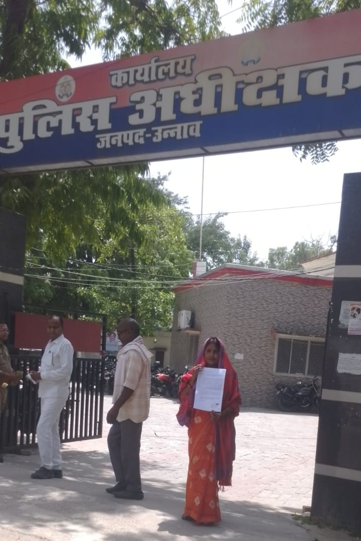 meenasi67584849's tweet photo. #उन्नाव पुरवा थाना क्षेत्र के जगेथा गाँव जनक दुलारी पत्नी सूरज् पाल के घर दिनांक 14/5/26, की रात चोरो ने बेटी की शादी के लिए रखे जेवर रुपये ताला काट कर उड़ा ले गये, पुलिस ने अभी तक नही लिखा मुकदमा पीड़िता पहुंची पुलिस अधीक्षक के पास। https://t.co/K17aNRhaWl